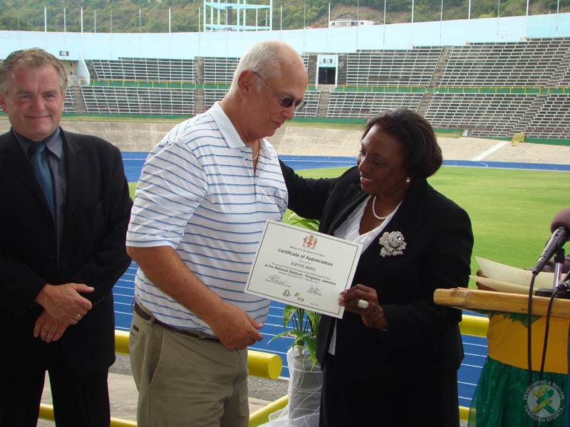 David Mais receives certificate
